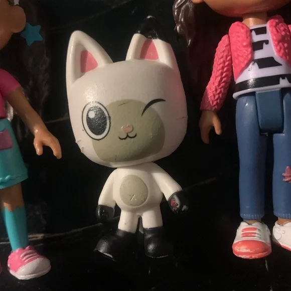 Gabby’s Dollhouse Gabby & Pandy Paws Figurine Bundle - Picture 2 of 5